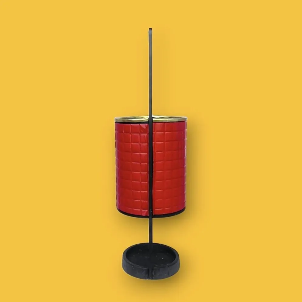 Ancien porte-parapluie en fer forgé et Skaï rouge – années 60