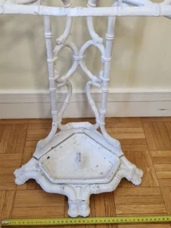 Ancien porte-parapluie victorien, fin XIXème en fonte laqué blanc