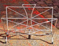 Ancien porte-revues design en métal chromé