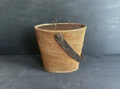 Ancien sac panier en vannerie, bois et cuir, XIXe siècle