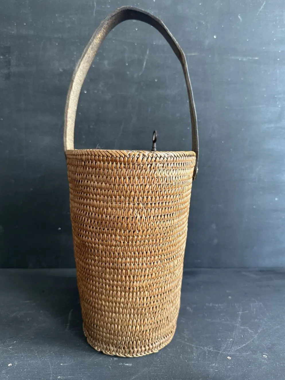Ancien sac panier en vannerie, bois et cuir, XIXe siècle