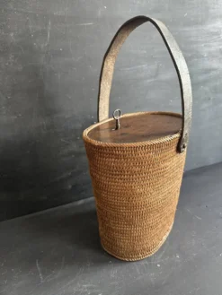 Ancien sac panier en vannerie, bois et cuir, XIXe siècle