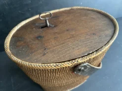 Ancien sac panier en vannerie, bois et cuir, XIXe siècle