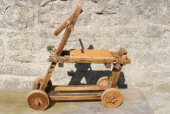 Ancien trotteur pour enfant en bois – Youpala réglable vintage