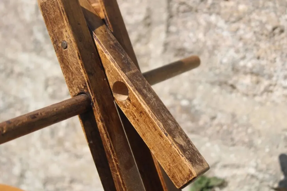 Ancien trotteur pour enfant en bois – Youpala réglable vintage
