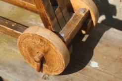 Ancien trotteur pour enfant en bois – Youpala réglable vintage