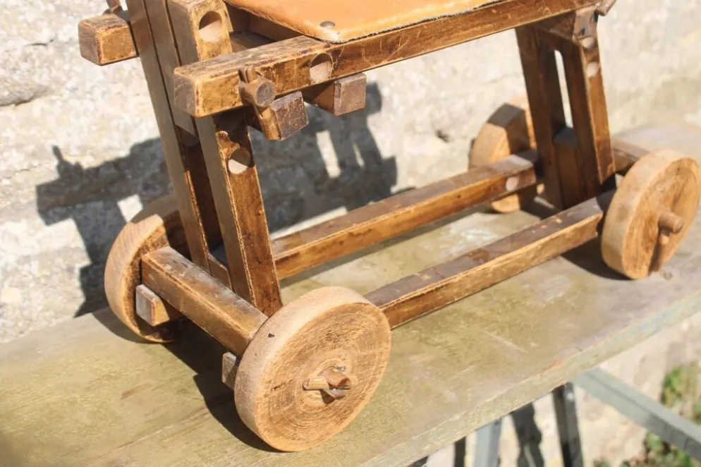 Ancien trotteur pour enfant en bois – Youpala réglable vintage