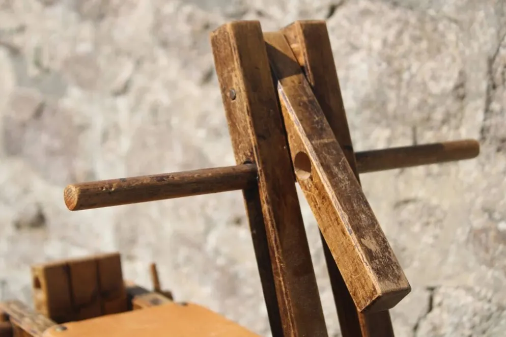 Ancien trotteur pour enfant en bois – Youpala réglable vintage