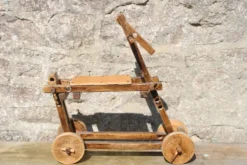 Ancien trotteur pour enfant en bois – Youpala réglable vintage