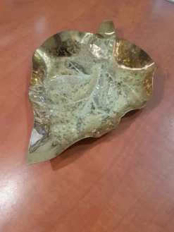 Ancien vide-poche feuille en laiton martelé main – Italie Vintage 1960