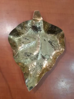 Ancien vide-poche feuille en laiton martelé main – Italie Vintage 1960