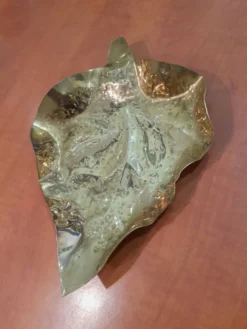 Ancien vide-poche feuille en laiton martelé main – Italie Vintage 1960