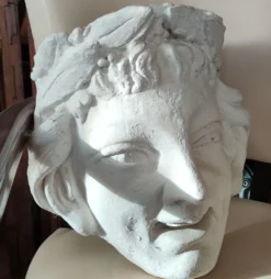 Ancien visage en plâtre décor antique