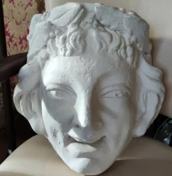 Ancien visage en plâtre décor antique