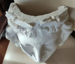 Ancien visage en plâtre décor antique