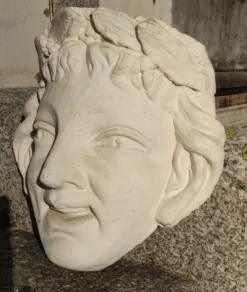 Ancien visage en plâtre décor antique