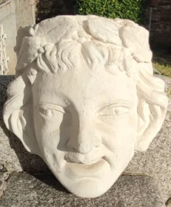 Ancien visage en plâtre décor antique