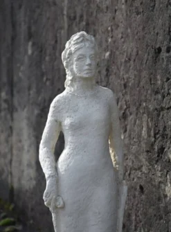 André Longeon, Femme classique tenant une épée et un bouclier (vers 1950)