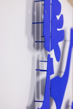 Antonine de Saint Pierre Panneau en métal laqué bleu. Contemporain