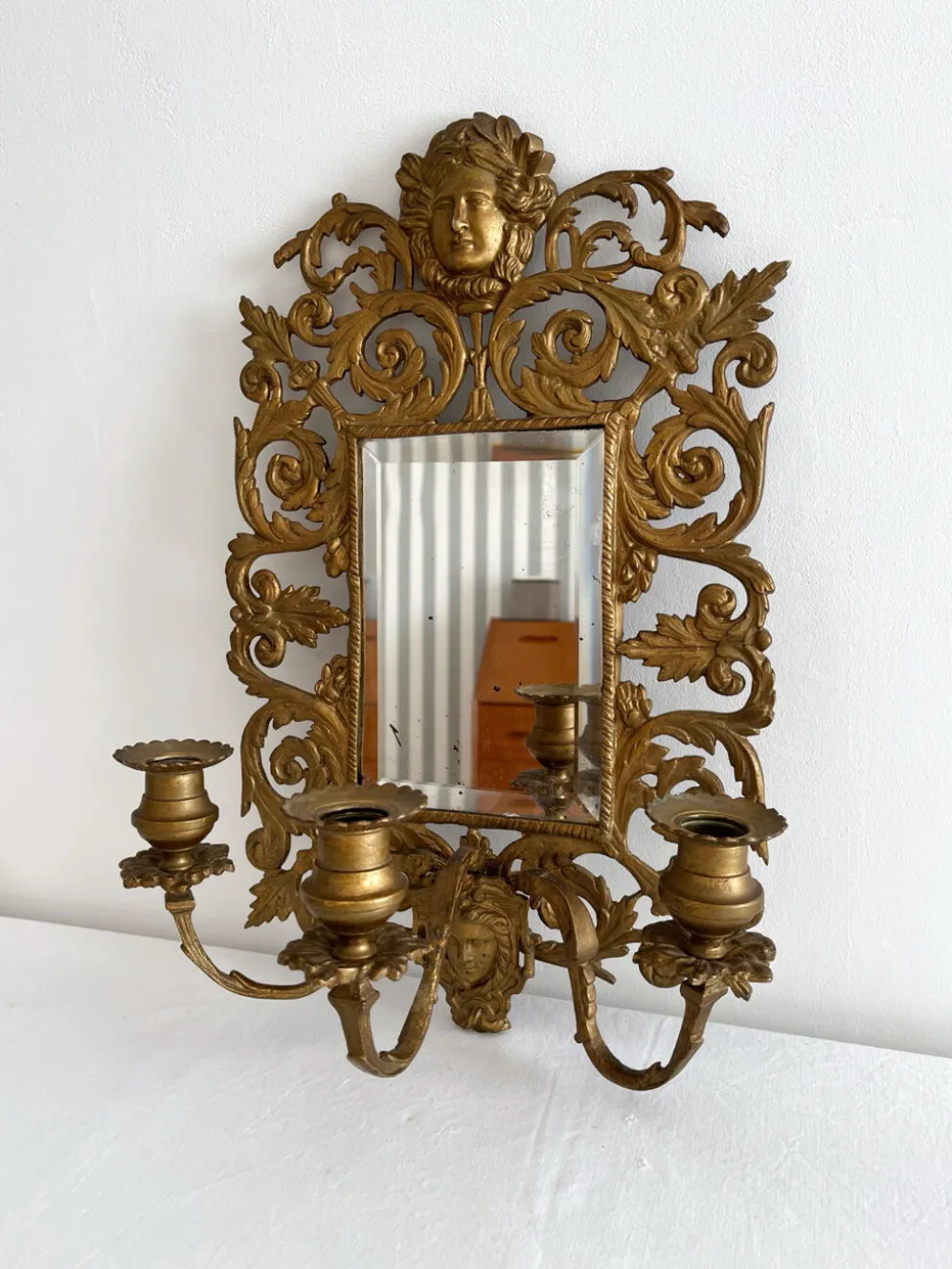 Applique miroir biseauté en bronze doré 3 bougeoirs