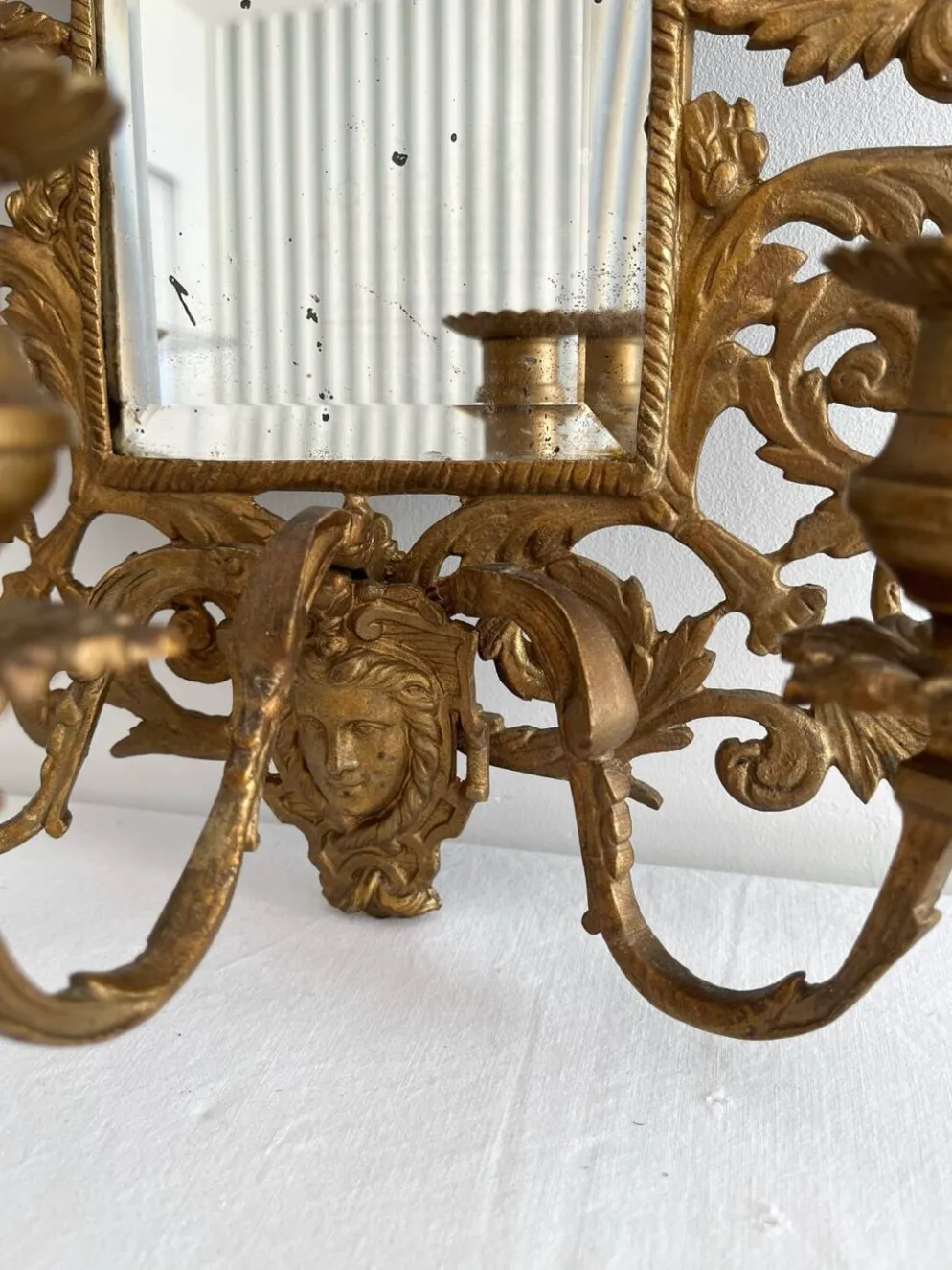 Applique miroir biseauté en bronze doré 3 bougeoirs
