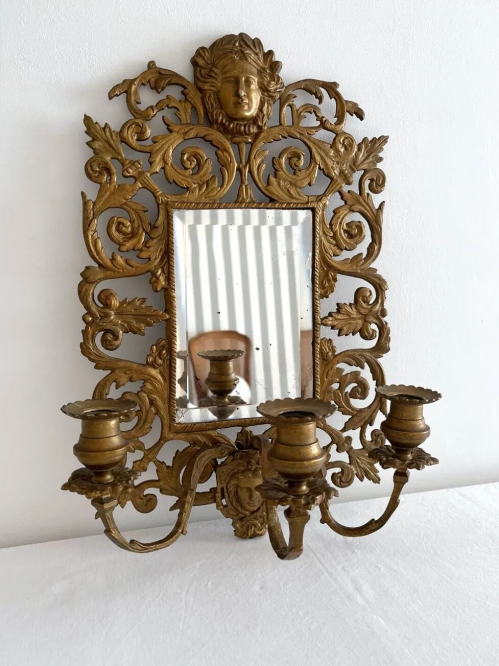 Applique miroir biseauté en bronze doré 3 bougeoirs