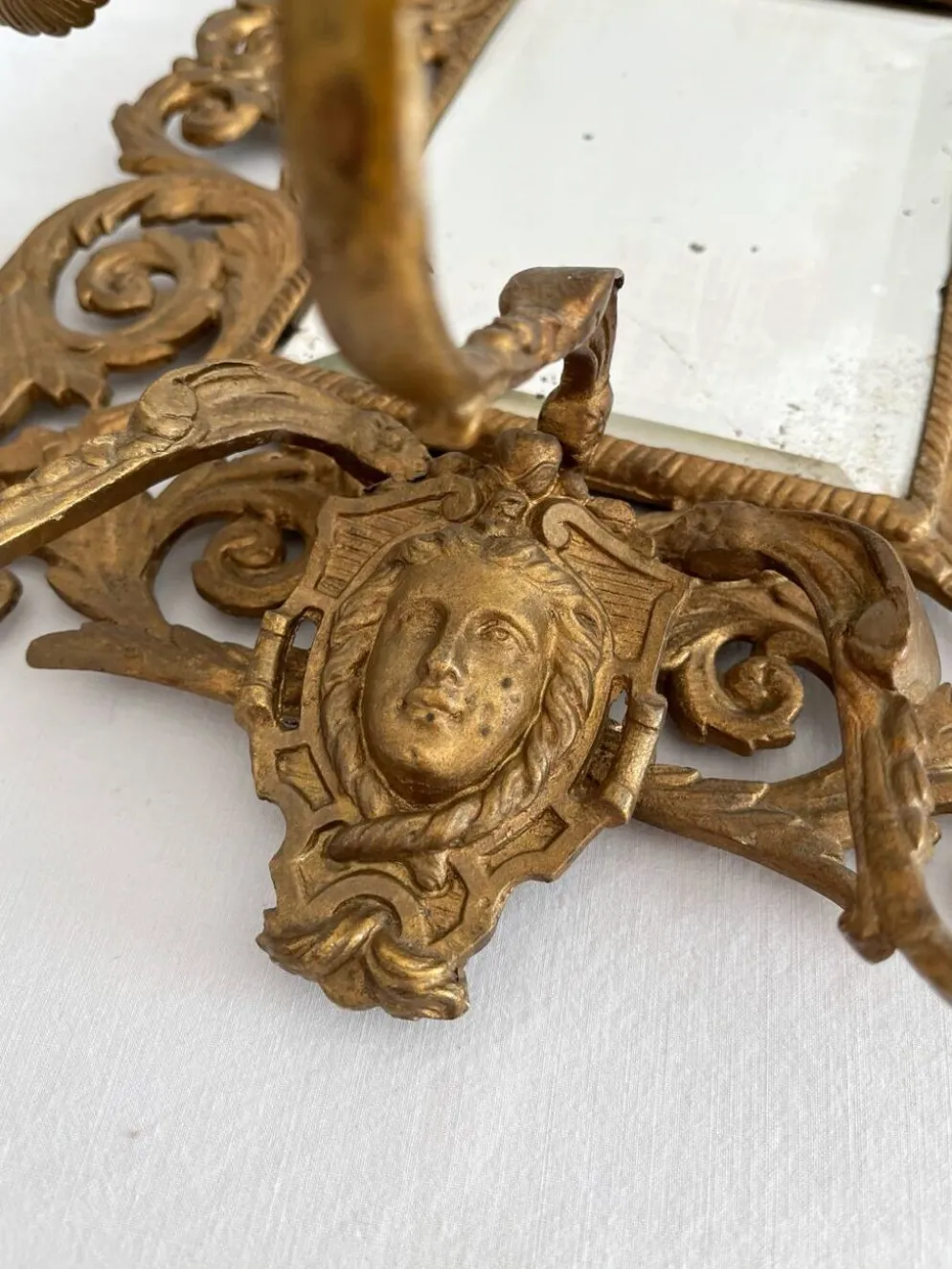 Applique miroir biseauté en bronze doré 3 bougeoirs