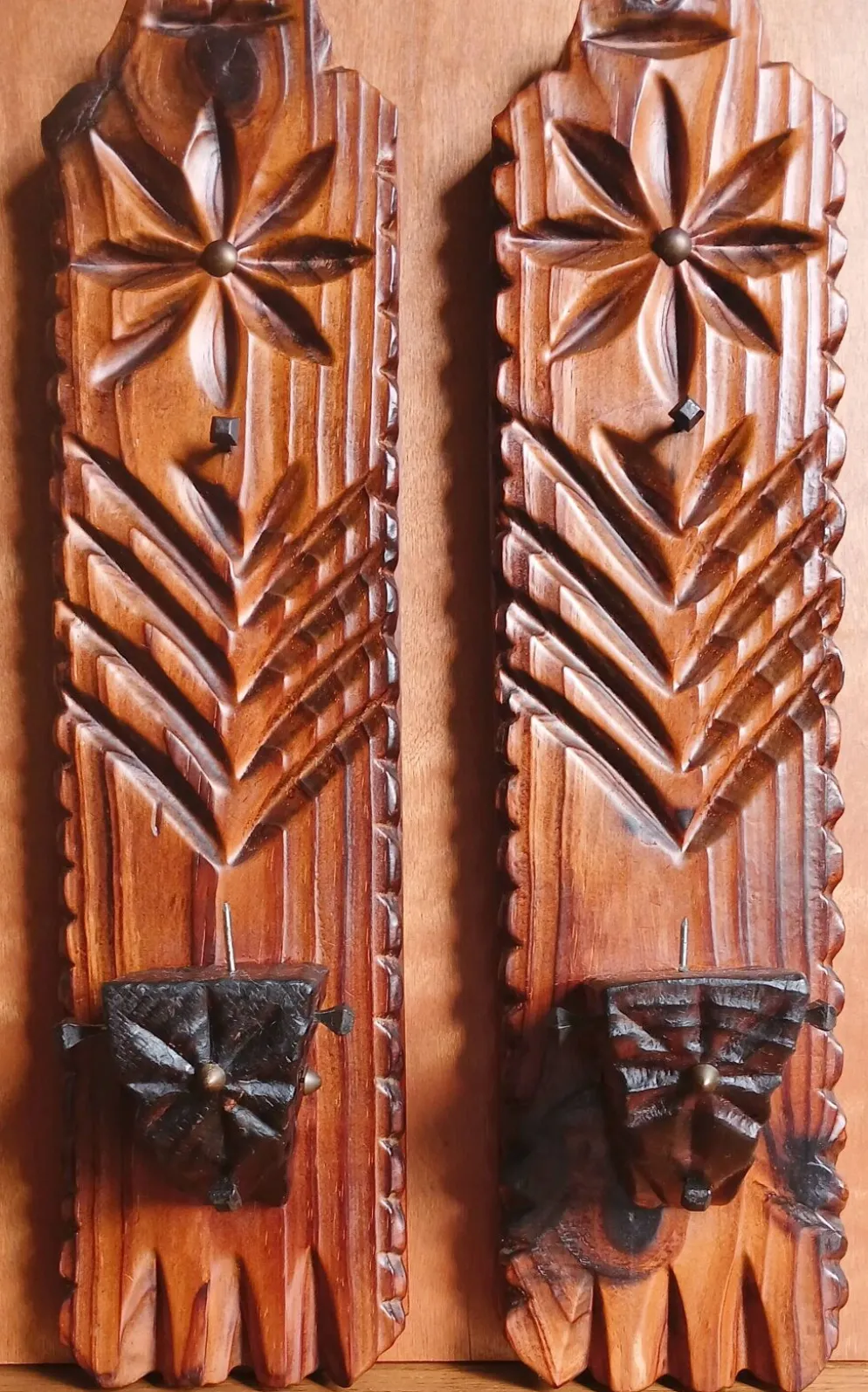 2 appliques murales à bougies "tramp art" en bois sculpté. Espagne 40's