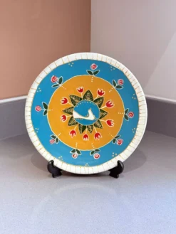 Assiette décorative en céramique peinte à la main avec un design folklorique de colombe et de fleurs
