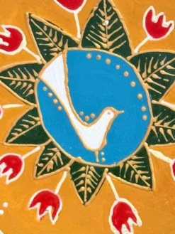 Assiette décorative en céramique peinte à la main avec un design folklorique de colombe et de fleurs