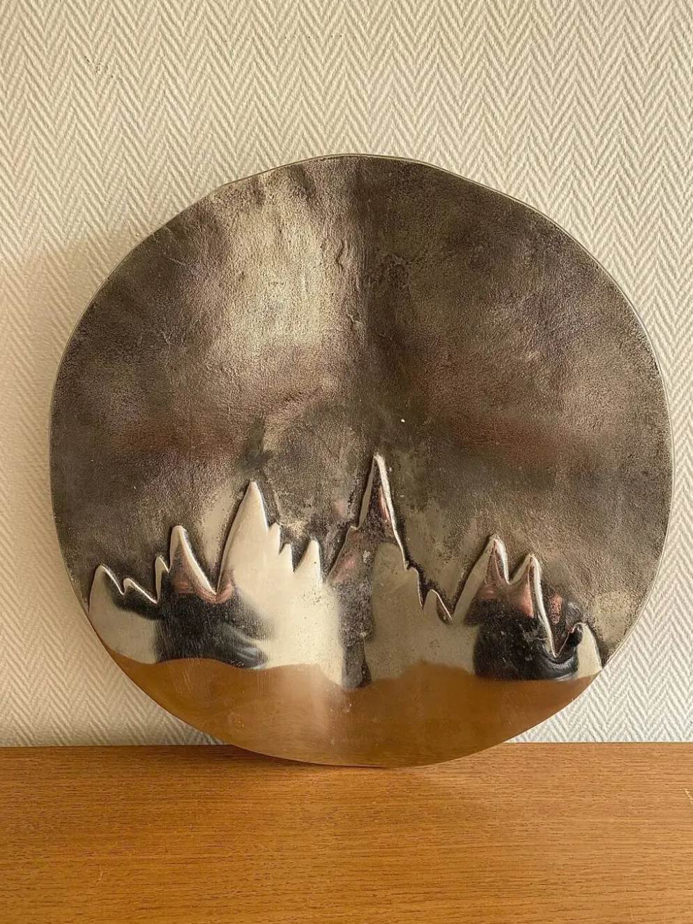 Assiette murale en aluminium décor montagnes