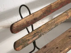 Banc ancien en fer et bois de pin – Europe centrale, vers 1920