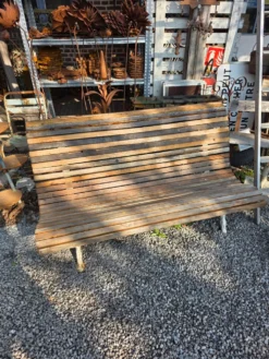 Banc de jardin en fonte et lattes en chêne