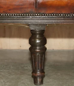 Banc de pub victorien Chesterfield en cuir restauré