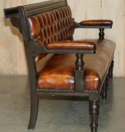 Banc de pub victorien Chesterfield en cuir restauré