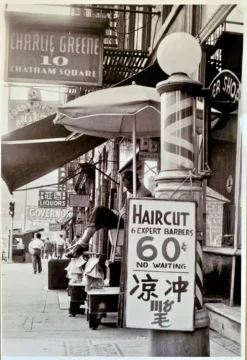 Barber Shop – Chinatown NYC 1956 Une scène vintage, brute et authentique.