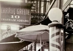 Barber Shop – Chinatown NYC 1956 Une scène vintage, brute et authentique.
