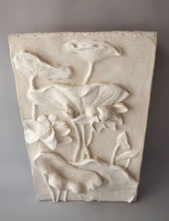 Bas-relief au décor floral