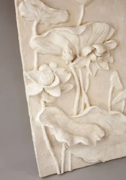 Bas-relief au décor floral