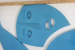 Bas-relief en bois laqué bleu. Travail contemporain d’artiste français.