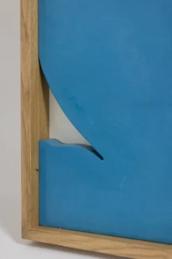 Bas-relief en bois laqué bleu. Travail contemporain d’artiste français.