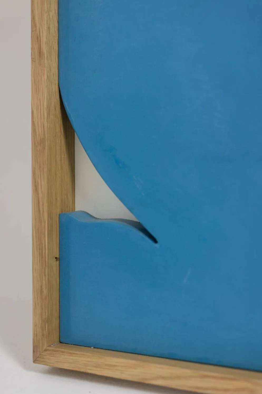 Bas-relief en bois laqué bleu. Travail contemporain d’artiste français.