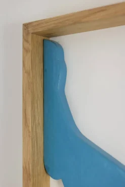 Bas-relief en bois laqué bleu. Travail contemporain d’artiste français.