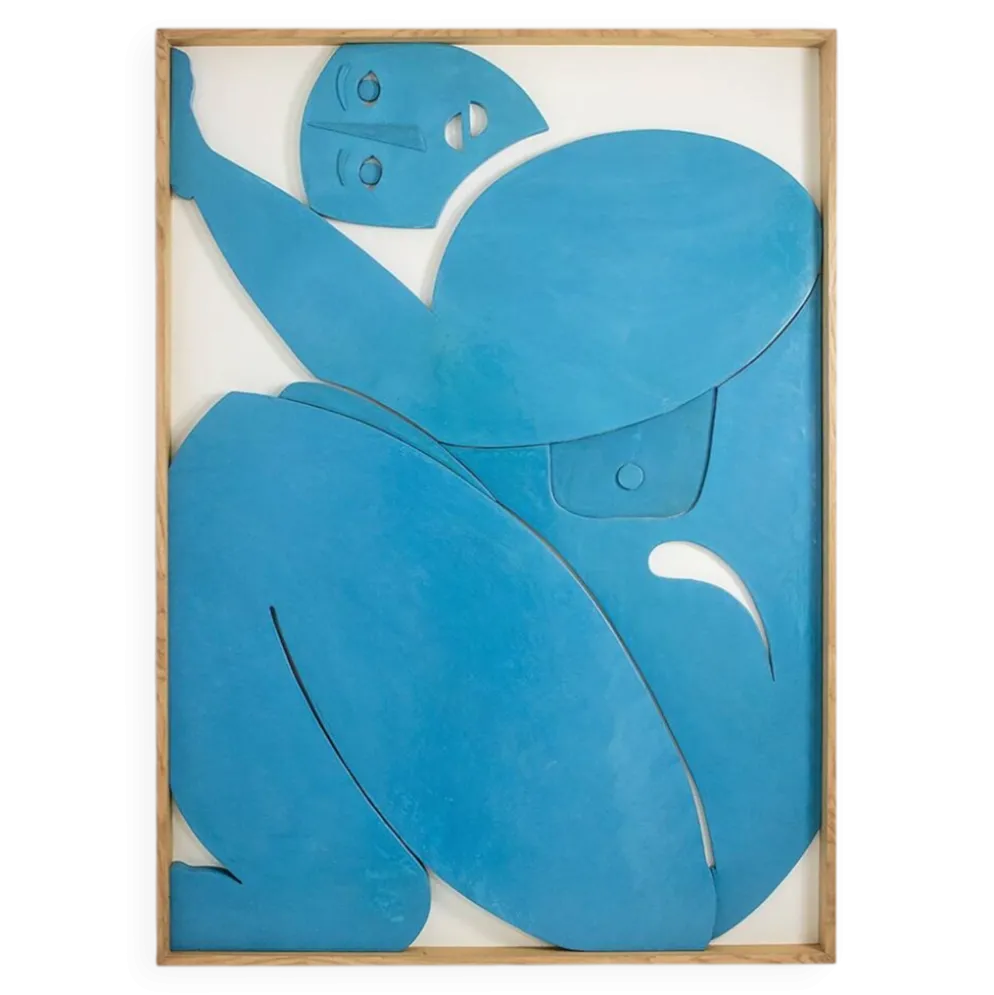 Bas-relief en bois laqué bleu. Travail contemporain d’artiste français.