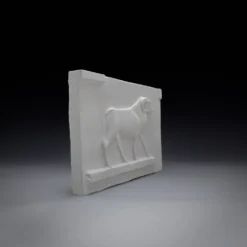Bas-relief en plâtre – Divinité bélier de l'Égypte antique