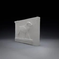 Bas-relief en plâtre – Divinité bélier de l'Égypte antique