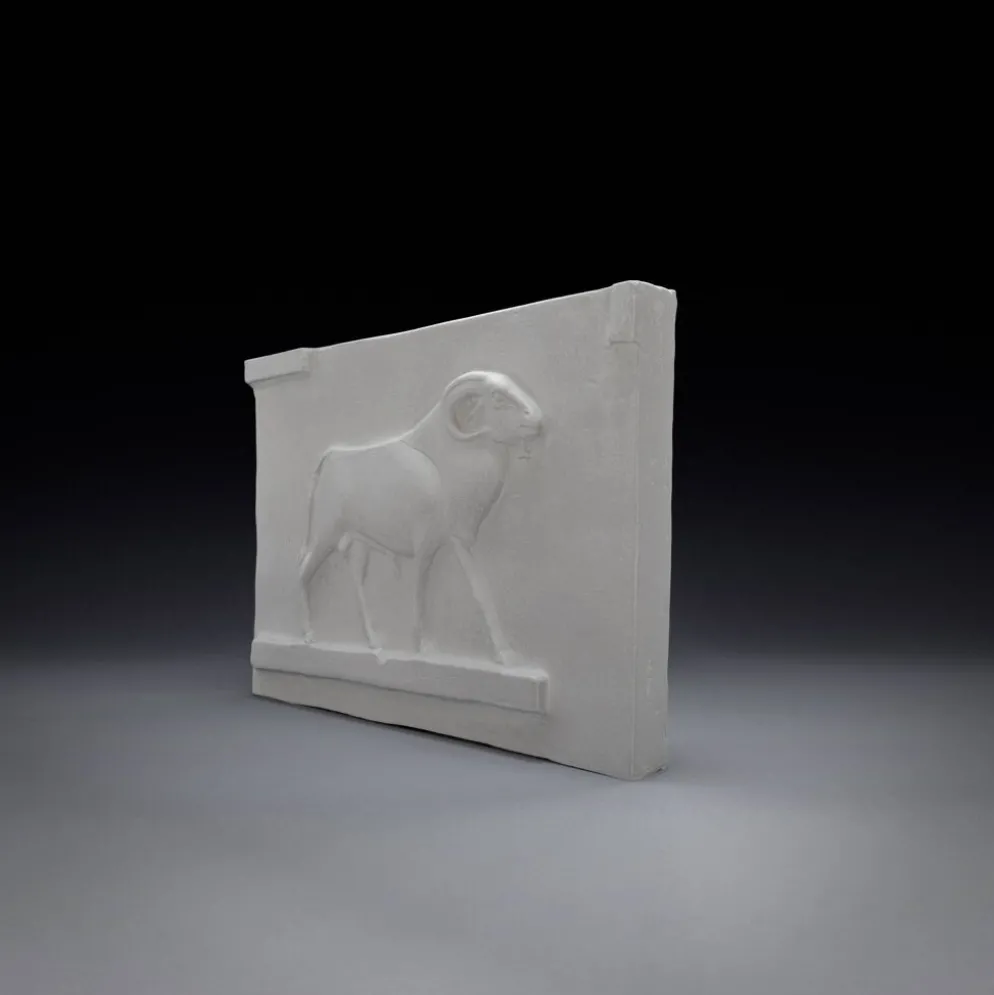 Bas-relief en plâtre – Divinité bélier de l'Égypte antique