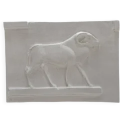 Bas-relief en plâtre – Divinité bélier de l'Égypte antique