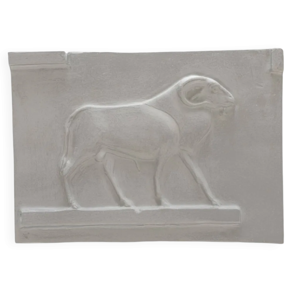 Bas-relief en plâtre – Divinité bélier de l'Égypte antique