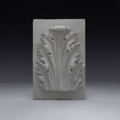 Bas-relief en plâtre d'une feuille d'acanthe.